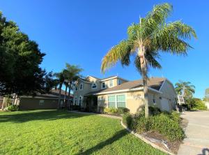Taman di luar Mickeys Pearl - Phenomenal 7BR with 4 Master Suites Privacy Pool & Hot Tub Gas BBQ - 2 miles to Disney