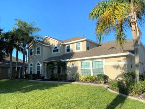 Foto de la galería de Mickeys Pearl - Phenomenal 7BR with 4 Master Suites Privacy Pool & Hot Tub Gas BBQ - 2 miles to Disney en Orlando