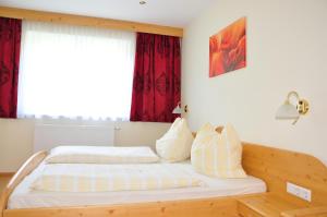 A bed or beds in a room at Pension Waldheim