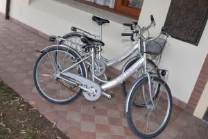 2 biciclette sono parcheggiate accanto a un edificio di Hotel Ristorante Alla Botte a Portogruaro