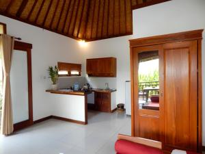 Een keuken of kitchenette bij Amaya Cottage Ubud by SHM