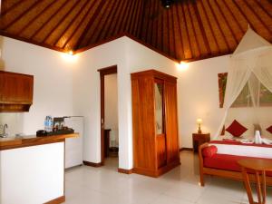 Een bed of bedden in een kamer bij Amaya Cottage Ubud by SHM