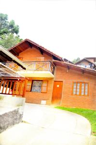 um edifício de tijolos com uma passagem em frente em Casa Luz Serrana em Monte Verde