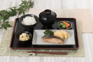 C.YOKOHAMA في يوكوهاما: صينية مع صحن من الطعام مع الرز والخضروات