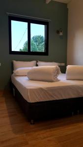 Uma cama ou camas num quarto em כפר הנופש מעיין