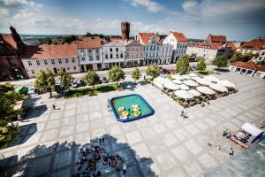 an overhead view of a courtyard with a swimming pool at Apartamenty Chełmno in Chełmno