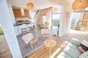 uma sala de estar com um sofá e uma mesa em Villa Standing avec piscine, jardin, bord de mer em Saint-Gilles-les-Bains