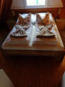 two people laying on a bed in a room at Mien Leevsten in Carolinensiel +32 photos