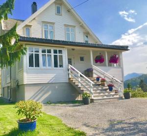 Photo de la galerie de l'établissement Fjord View Apartment, à Stranda