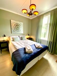 una camera da letto con un letto e due asciugamani di Fjord View Apartment a Stranda