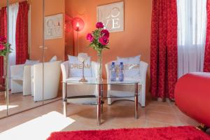 ein Wohnzimmer mit einem Tisch und einer Blumenvase in der Unterkunft Loveroom in Interlaken