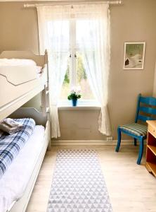 Un pat sau paturi într-o cameră la Fjord View Apartment