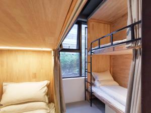 Postel nebo postele na pokoji v ubytování Roomix Shanghai