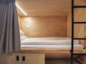 Postel nebo postele na pokoji v ubytování Roomix Shanghai