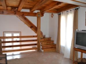 TV a/nebo společenská místnost v ubytování A MANDRIA, appartements avec cuisine 30m2, patio, vue Montagnes et citadelle, 5 minutes à pied du centre ville et des rivières