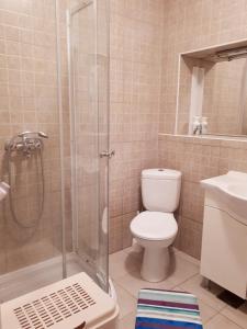 La salle de bains est pourvue d'une douche, de toilettes et d'un lavabo. dans l'établissement Apartmani Kulin 2, à Kaštela