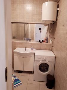 une petite salle de bains avec un lave-linge et un lavabo dans l'établissement Apartmani Kulin 2, à Kaštela