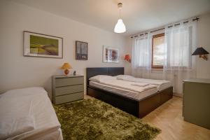 Giường trong phòng chung tại Apartmán u lázní Lednice