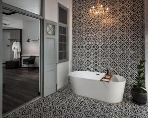 y baño con bañera y pared. en Modern Hotel Georgetown, en George Town 36 fotos más