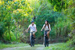 Due persone che vanno in bicicletta lungo una strada sterrata di W15 Hanthana Estate Kandy a Kandy