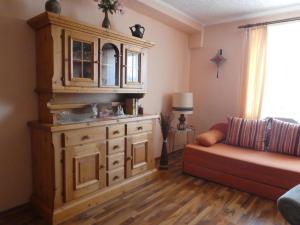ein Wohnzimmer mit einem großen Holzschrank und einer Couch in der Unterkunft Ferienwohnung Fülbier in Oberzissen