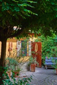 a house with a gate and a bench in a garden at Biggi‘s Garten-Finca in Flonheim