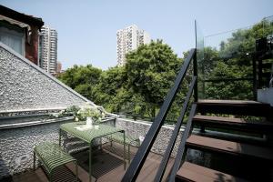 ระเบียงหรือลานระเบียงของ Shanghai Downtown Hills Boutique Guesthouse - Near Metro Line 7, Exit 3, Changping Road