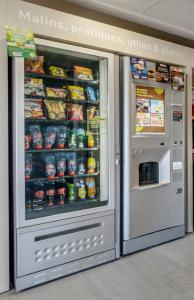 uma máquina de venda automática numa loja com alimentos e bebidas em B&B HOTEL Arcachon Gujan-Mestras em Gujan-Mestras