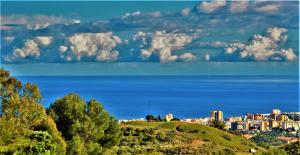 eine Stadt auf einem Hügel mit dem Meer und Gebäuden in der Unterkunft Holiday villa in 10 min from Fuengirola beach with sea views pool BBQ parking WiFi aircon big garden in Mijas Costa + 32 Fotos