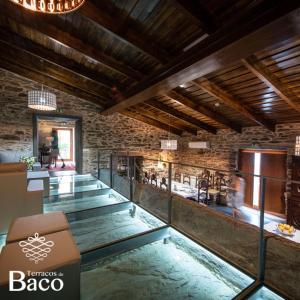 Ribalonga的住宿－Terraços de Baco，一间位于大楼内的大型客房,设有玻璃地板