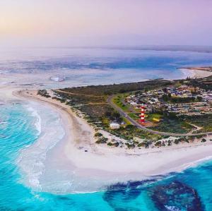 una vista aerea di una spiaggia vicino all'oceano di Geraldton's Ocean West Holiday Units & Short Stay Accommodation a Geraldton