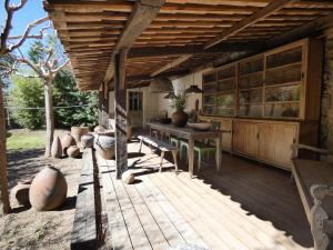 un patio in legno con tavolo e panche di The French Village Authentic House a Cogolin