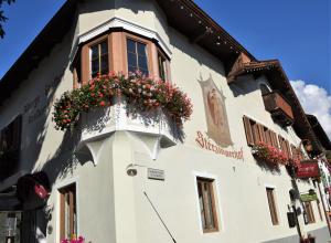 un edificio bianco con fiori in una finestra di Sterzingerhof a Vipiteno