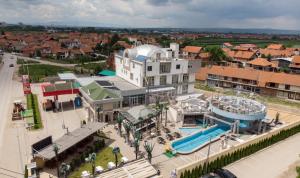 Bazén v ubytování Hotel Bella Nella nebo v jeho okolí