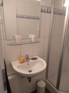 een witte badkamer met een wastafel en een douche bij Meerzeit 1 Graal-Müritz in Graal-Müritz