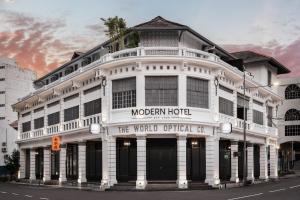 un edificio blanco en la esquina de una calle en Modern Hotel Georgetown, en George Town