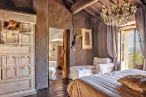 A bed or beds in a room at Borgo Marcena Még 27 kép
