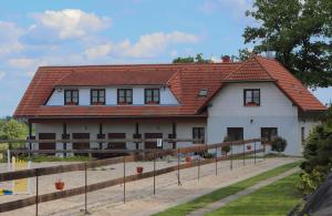 une grande maison blanche avec un toit rouge dans l'établissement Ubytování pod Haniperkem, à Vodňany