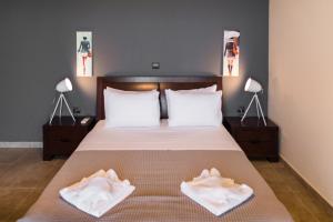 une chambre avec un lit avec deux serviettes dessus dans l'établissement Blue Horizon Villas with Private Pool & Sea View, à Plateies 94 autres photos
