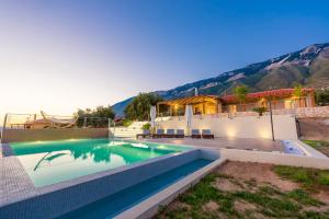 une villa avec piscine et une maison dans l'établissement Blue Horizon Villas with Private Pool & Sea View, à Plateies