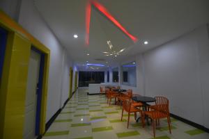 uma sala de jantar com cadeiras e mesas e um tecto em T-ONE HOTEL em Tanjungjohor