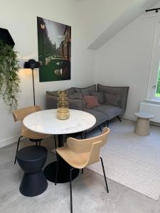 een woonkamer met een tafel en een bank bij Utrecht City Apartments - Maliesingel in Utrecht