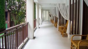 un pasillo de un edificio con mesas y sillas en Selah Garden Hotel Manila en Manila