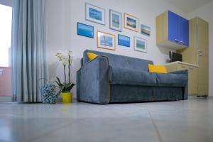 阿爾蓋羅的住宿－伊爾梅爾迪阿莉達公寓酒店，客厅里一张蓝色的沙发