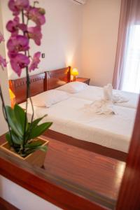 Postel nebo postele na pokoji v ubytování Mokos Rooms