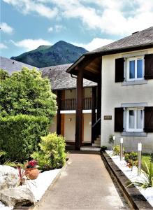 IzestにあるAuberge de la Vallée d'Ossauの山を背景にした家