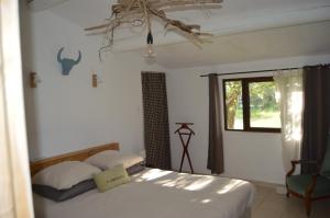 מיטה או מיטות בחדר ב-Bergerie d'Alivon en Camargue
