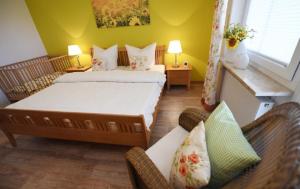 Ένα ή περισσότερα κρεβάτια σε δωμάτιο στο Ferienbauernhof Schuler