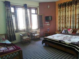 En eller flere senge i et værelse på Green Park Hotel Shogran