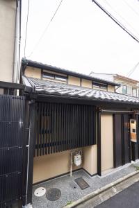 un edificio con facciata in bianco e nero di Kitano Tenmangu The House a Kyoto